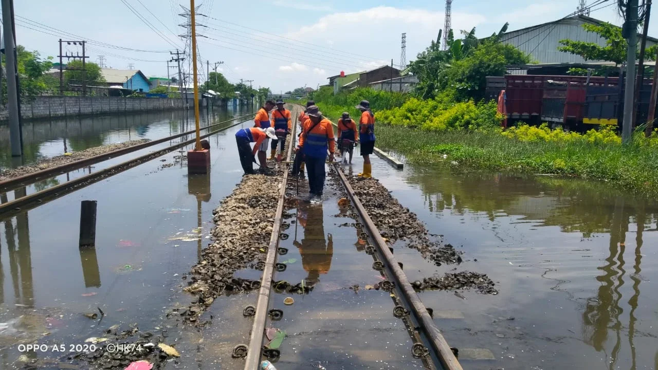 20 Perjalanan KA Srilelawangsa Dibatalkan, KAI Sumut Perbaiki Jalur Medan–Binjai yang Ambles