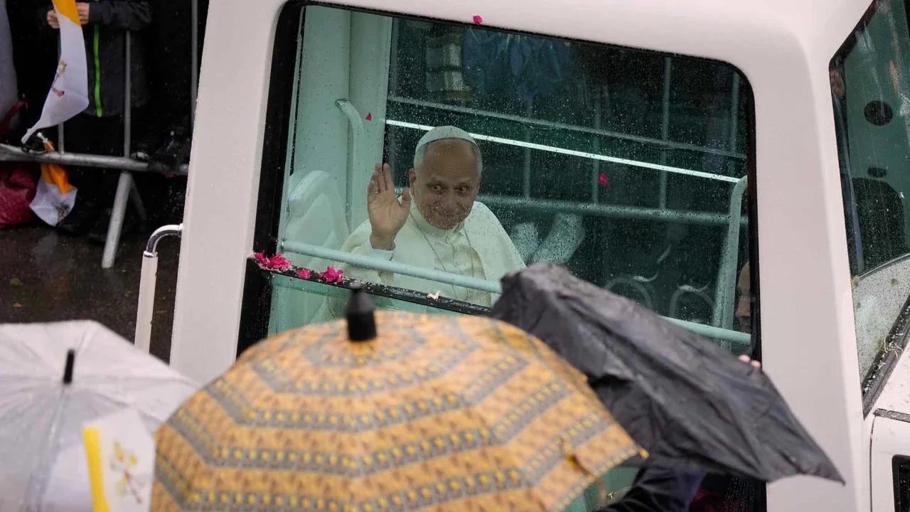 Mobil yang membawa Paus Leo XIV tiba di Biara Santo Maroun di Annaya, Lebanon, Senin, (01/12/2025).