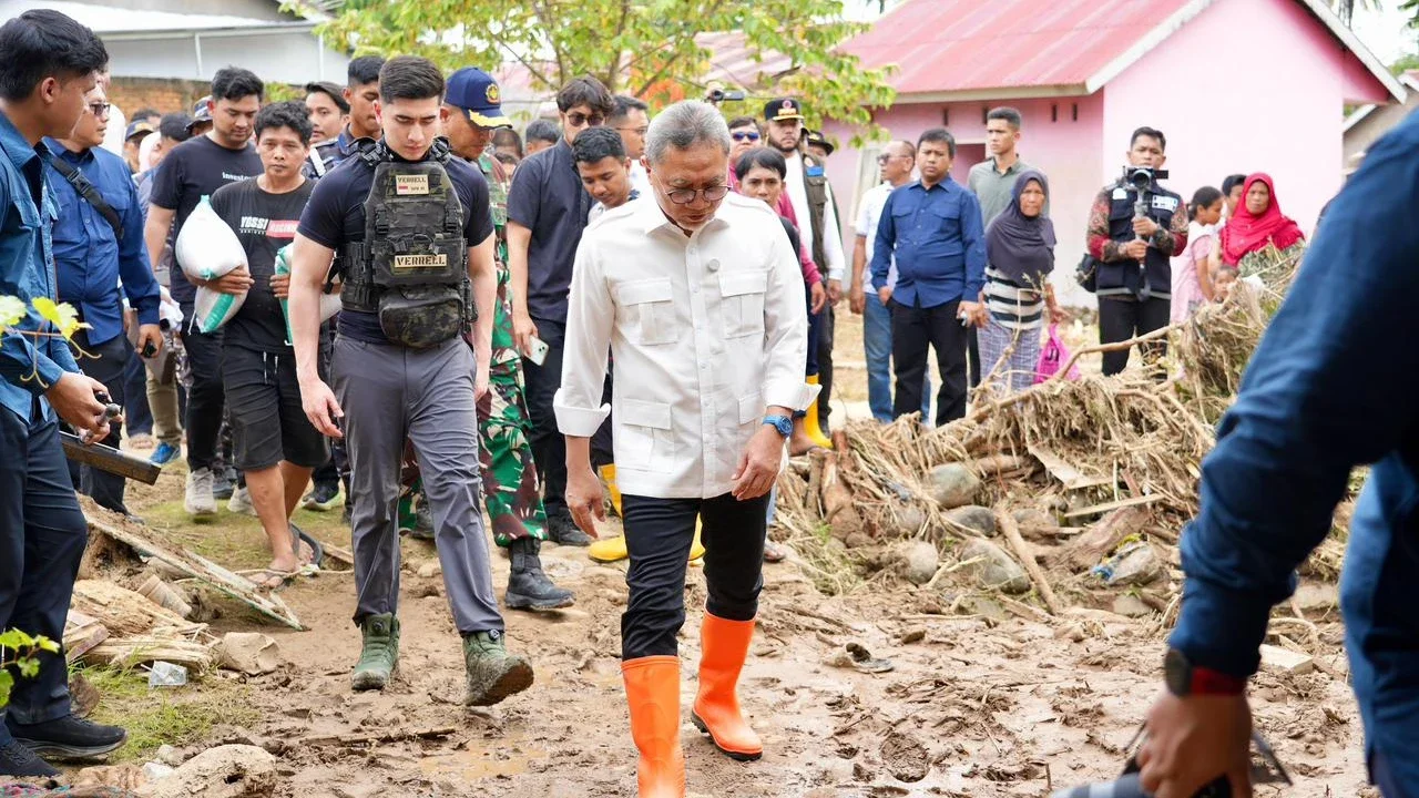 Tinjau Lokasi Bencana di Padang, Zulhas: Bantuan Pangan Ditambah Dua Kali Lipat
