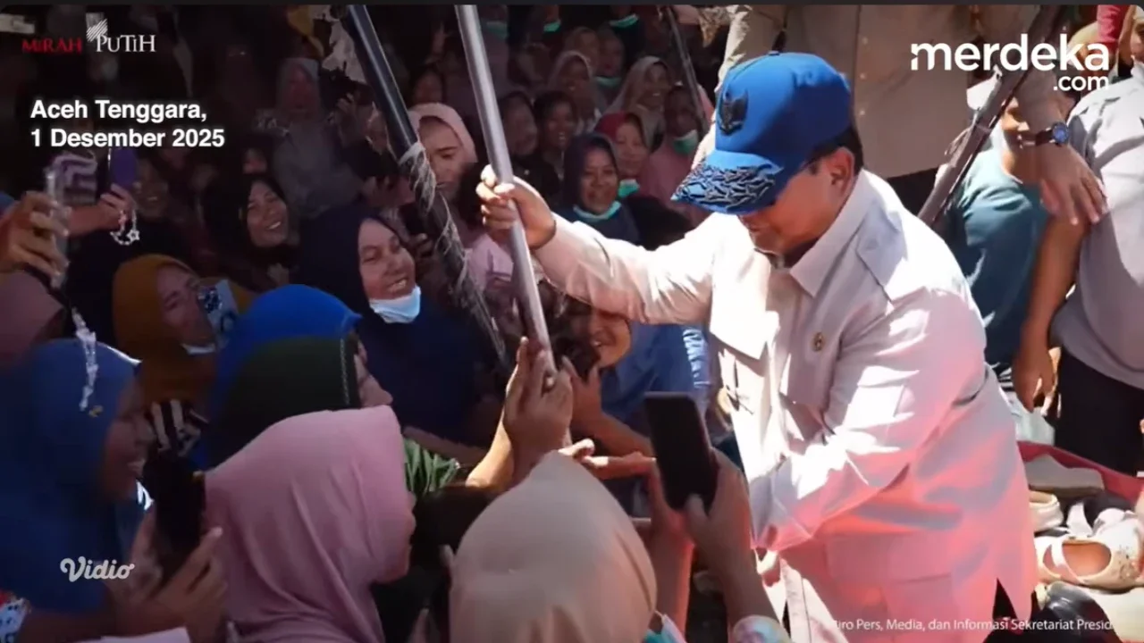 VIDEO: Momen Prabowo Rela Duduk Lesehan Menyapa dan Mendengar Keluhan Korban Banjir di Aceh