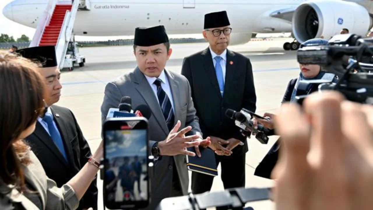 VIDEO: Adab Teddy Pilih Pergi Menjauh Saat Prabowo Foto Bersama