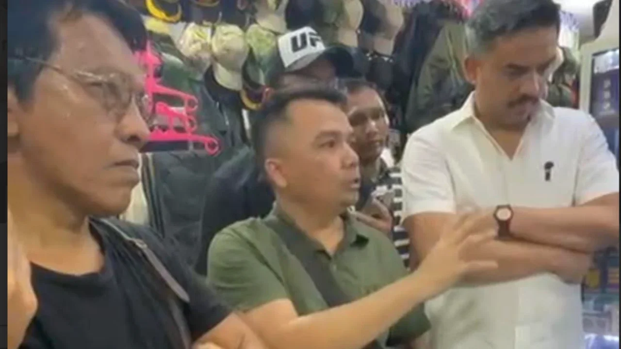 Momen Menteri UMKM Bersama Anggota DPR RI Kunjungi Pasar Senen