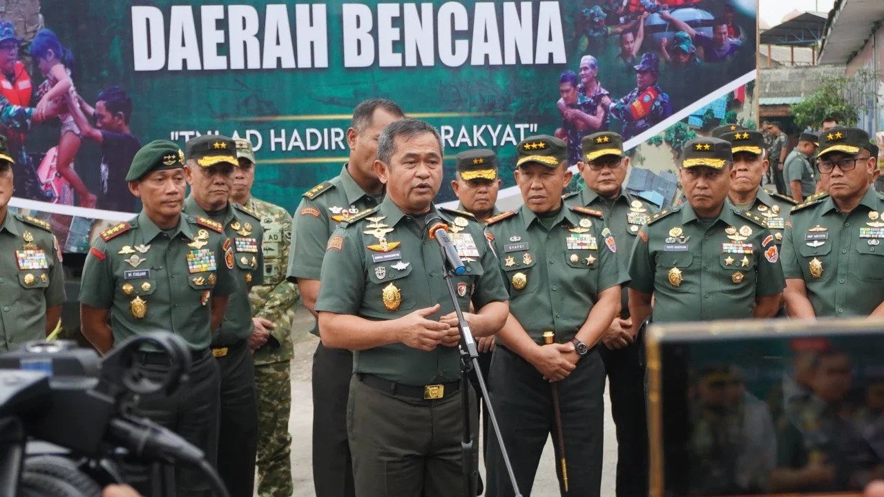 Kasad Jenderal Maruli Simanjuntak Berangkatkan Kapal ADRI yang Angkut Bantuan Kemanusiaan ke Tiga Lokasi Bencana di Sumatera