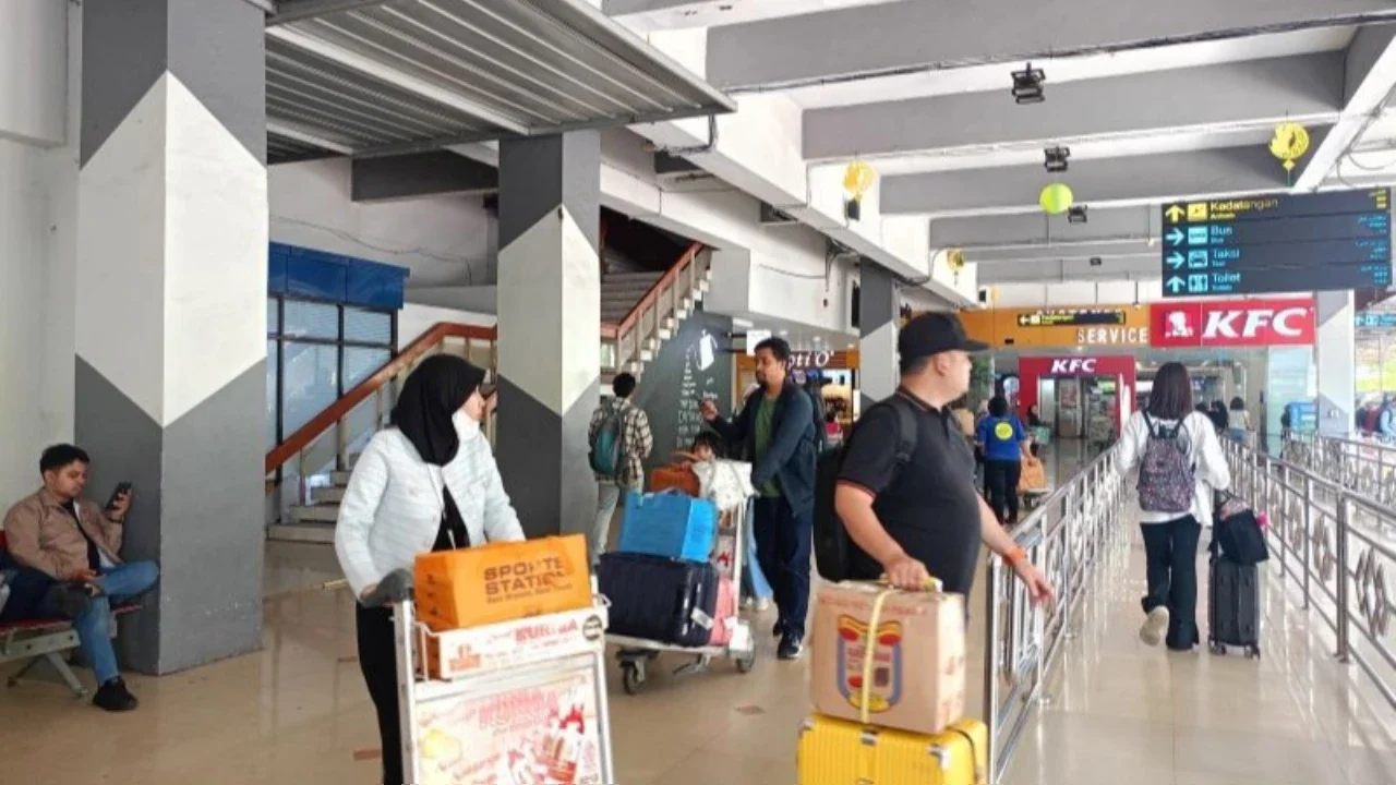 Program diskon tiket pesawat pemerintah untuk Lebaran 2025 berhasil membantu pemudik menekan biaya perjalanan, dengan harga tiket yang lebih terjangkau dibandingkan tahun sebelumnya.