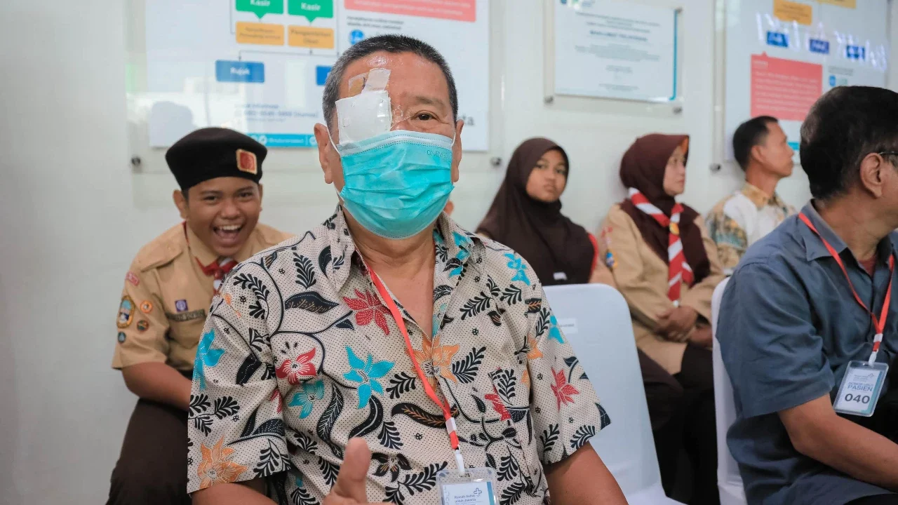 Peringati Hari Ibu ke-97, Pemprov DKI Gelar Operasi Katarak dan Bagikan Kacamata Gratis