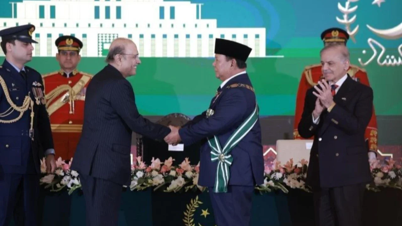VIDEO: Sikap Prabowo Terima Penghargaan Bintang Tertinggi dari Presiden & PM Pakistan