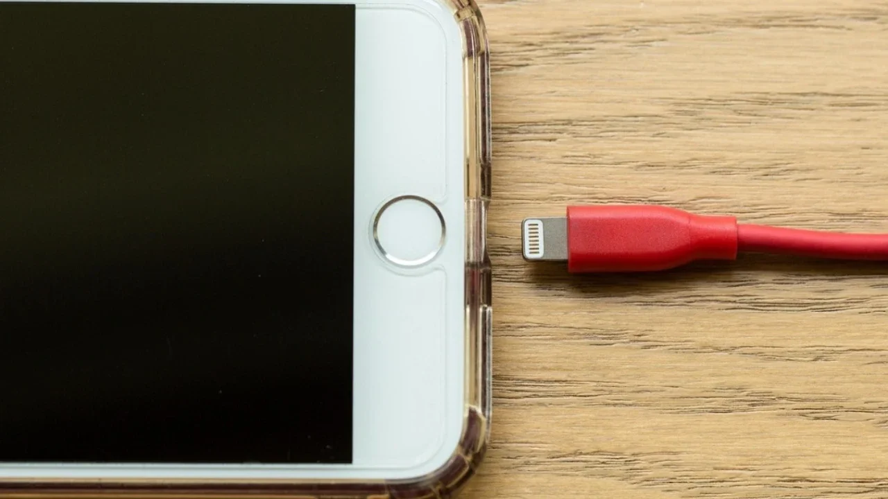 Ilustrasi Charge Ponsel