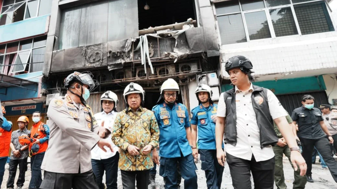 Mendagri Tito Karnavian meninjau lokasi kebakaran di Gedung Terra Drone, Kemayoran, Jakarta Pusat