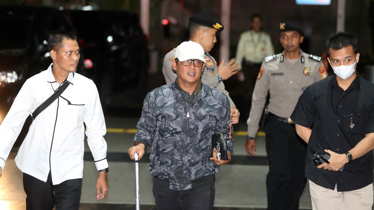 Bupati Lampung Tengah,Ardito Wijaya digiring petugas saat tiba di Gedung Merah Putih Komisi Pemberantasan Korupsi (KPK), Jakarta, Rabu (10/12/2025) malam.