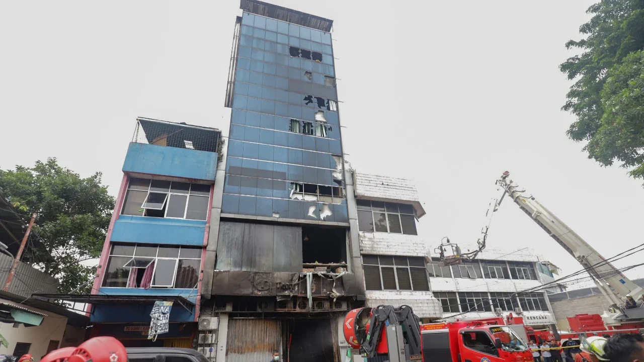 Mobil Smoke Removal Unit (SRU) mengeluarkan asap di lokasi kebakaran di gedung perkantoran Terra Drone di Jalan Letjen Suprapto, Cempaka Baru, Kemayoran, Jakarta Pusat Selasa (09/12/2025).
