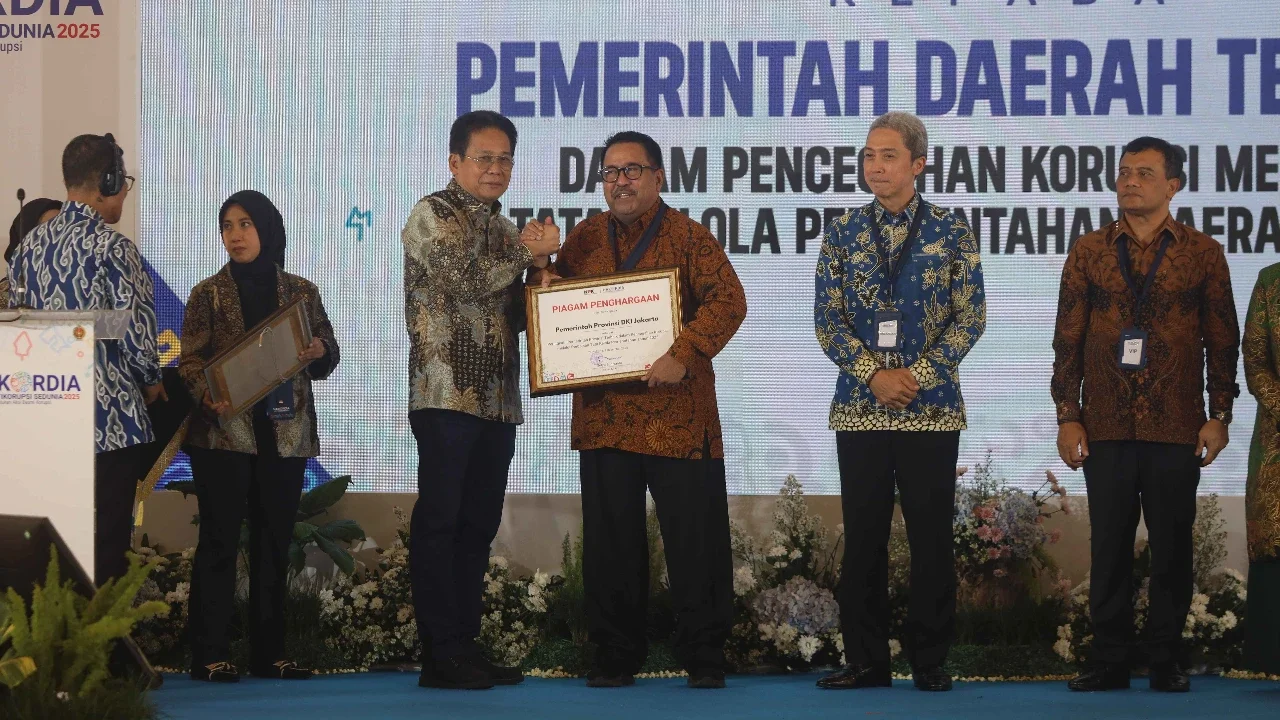 Wagub DKI Jakarta, Rano Karno menerima piagam penghargaan peringkat pertama Pemerintah Daerah Terbaik dalam Pencegahan Korupsi dari Pimpinan KPK, Johanis Tanak