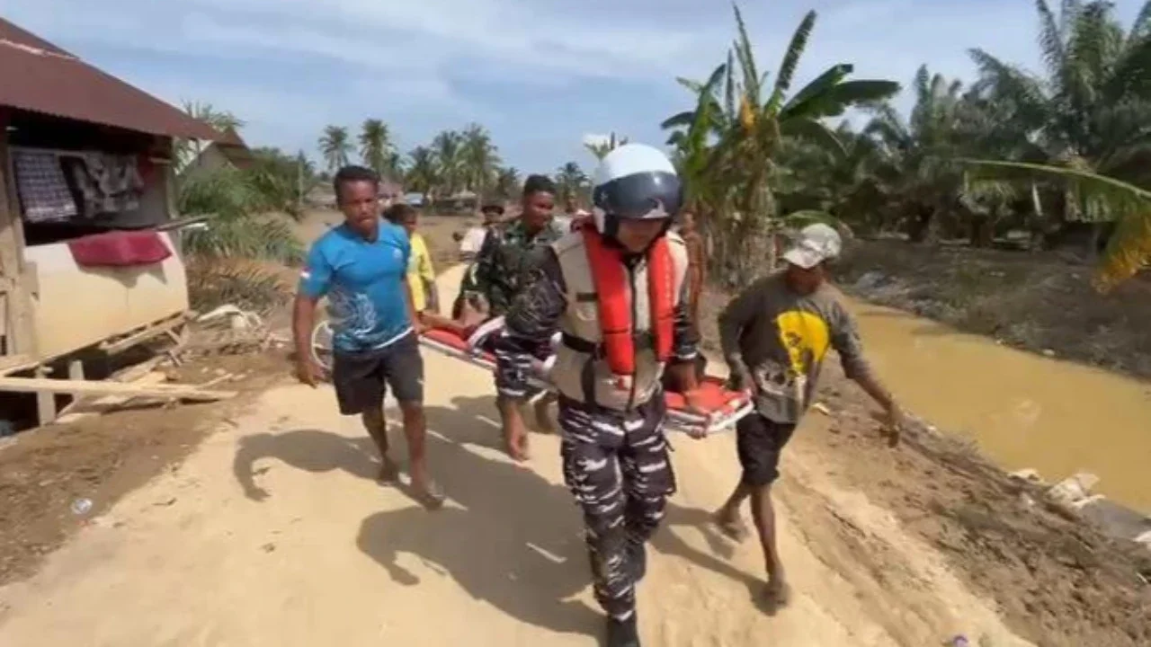 Momen Dramatis Prajurit TNI Evakuasi Lansia Stroke di Aceh Tamiang, Ditangani di KRI DR. Soeharso usai Diangkut Helikopter