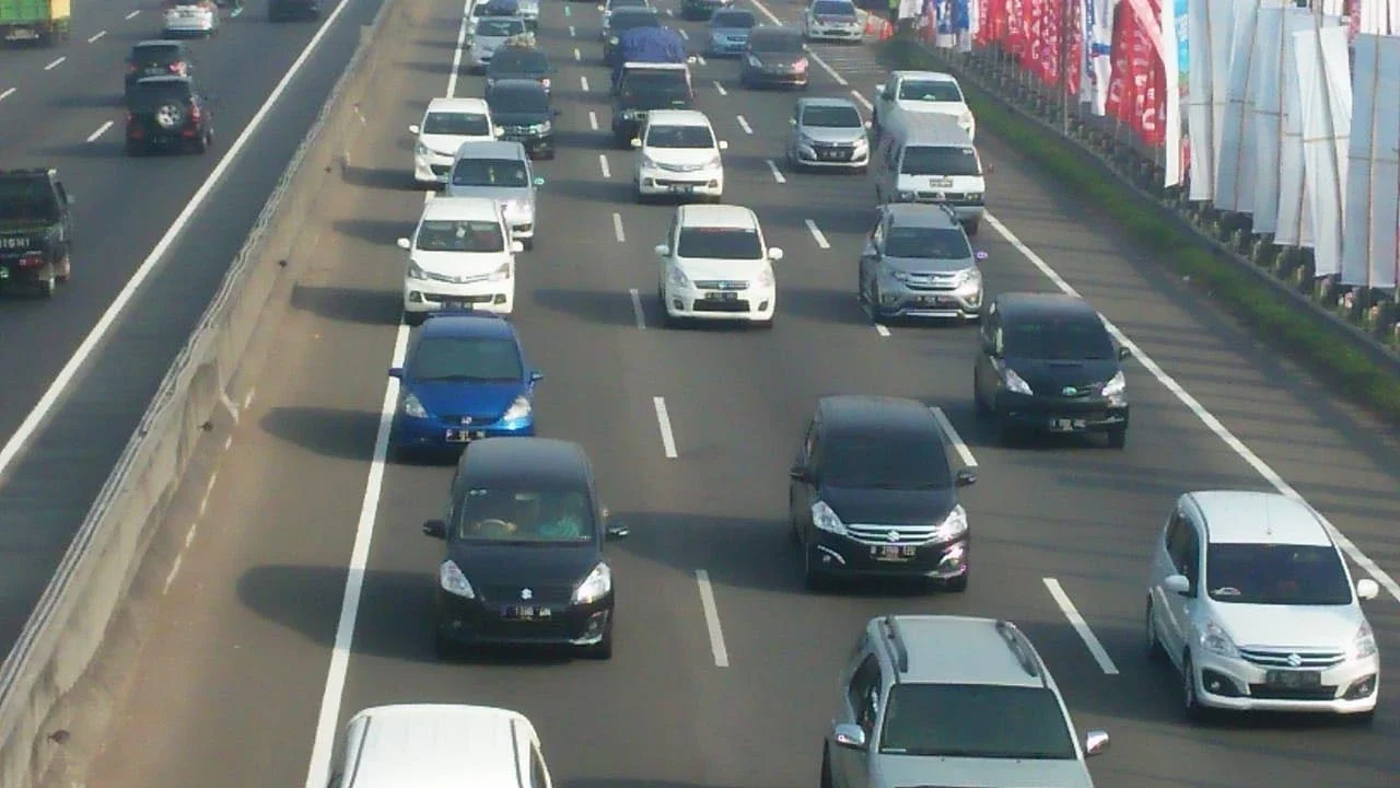Suasana lalulintas arus mudik jelang KM 57 Tol Jakarta-Cikampek (Liputan6.com/Abramena)