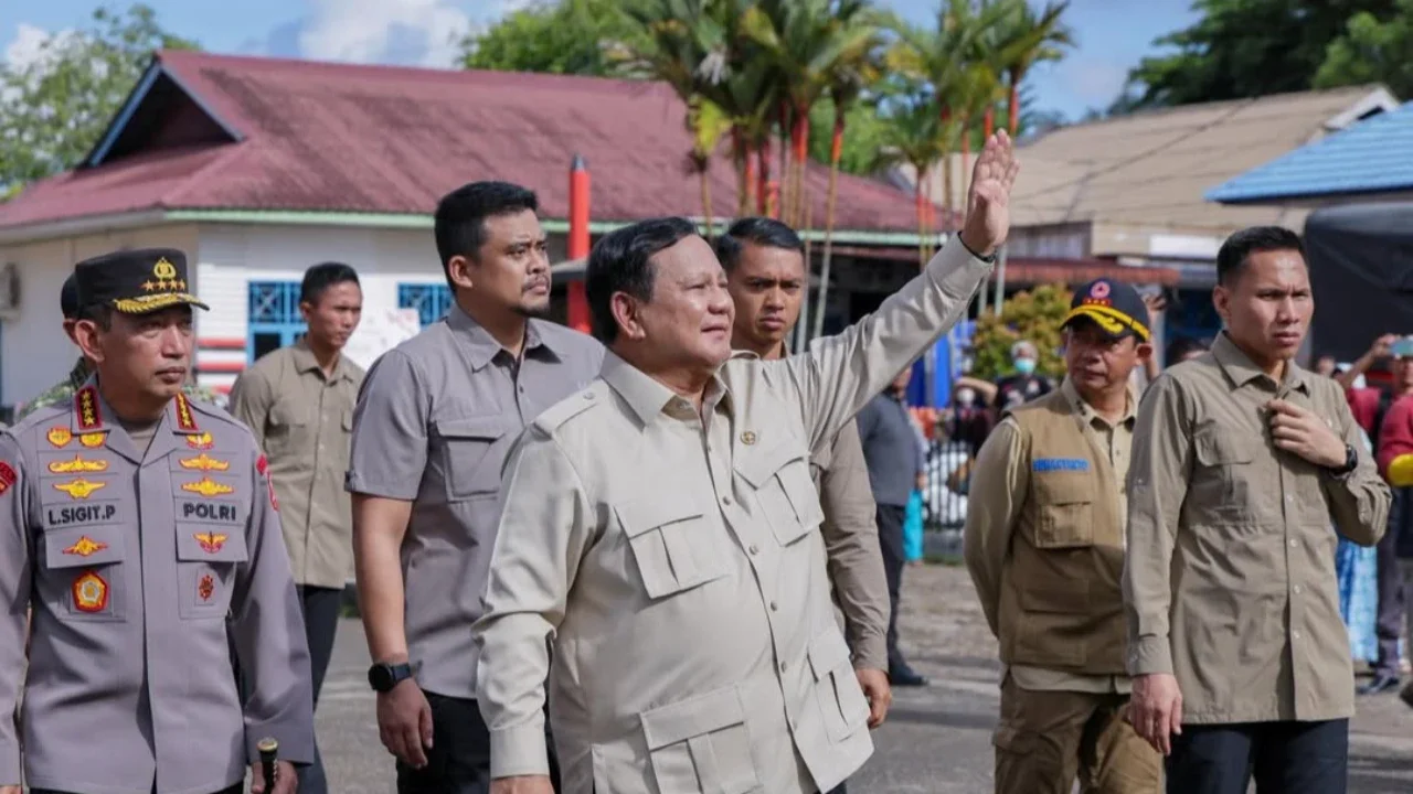 VIDEO: Adab Gubernur Bobby, Salam Menunduk Sambut Prabowo Tiba di Medan untuk Cek Banjir Sumut