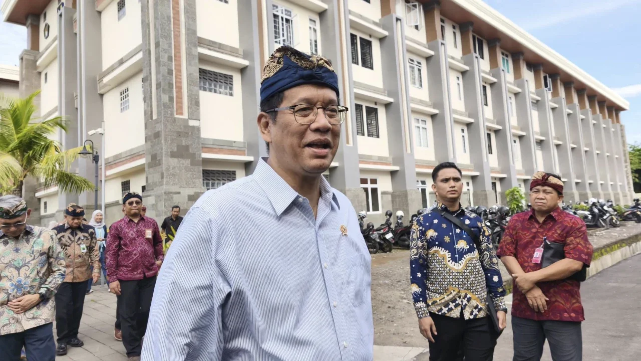 Menkeu Purbaya Bantah Kirim Balpres Ilegal Sitaan untuk Korban Bencana Sumatra