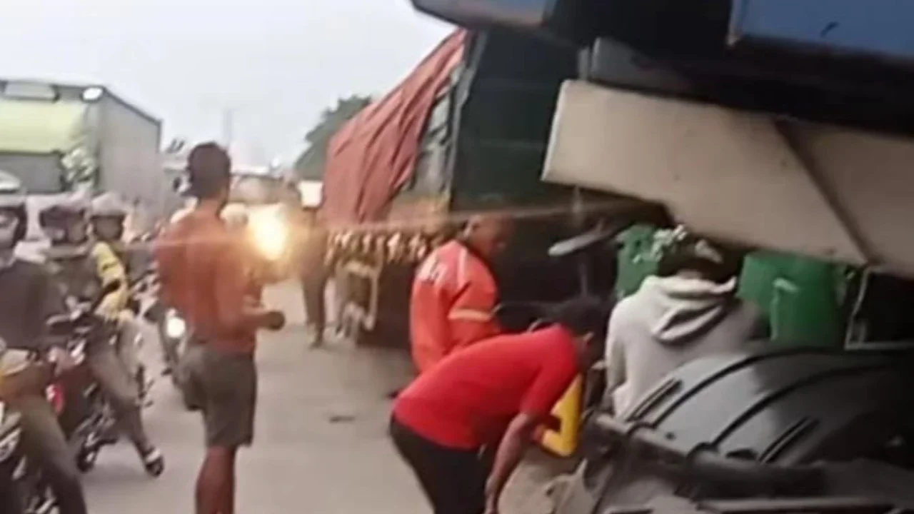 Pria Ngamuk Bawa Celurit Bikin Resah Warga di Jalan, Polisi dan Warga Kompak Menangkap
