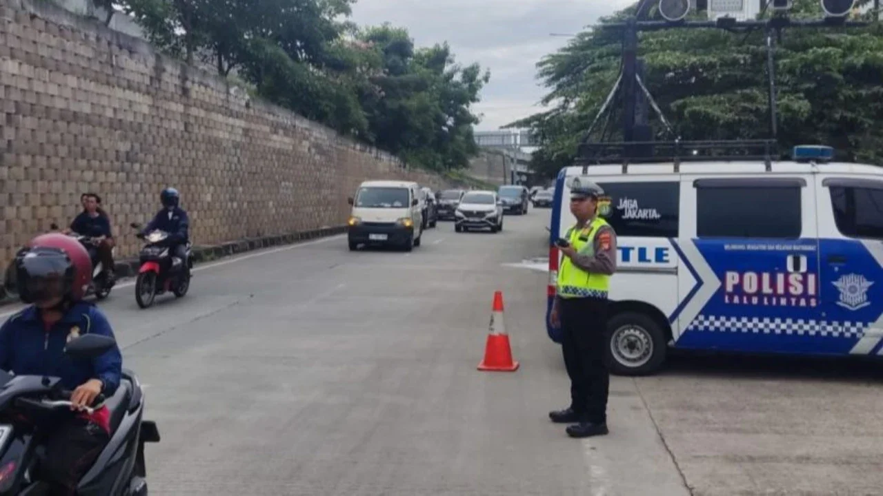Polres Metro Tangerang Kota mengandalkan ETLE statis dan mobile untuk menindak pelanggar selama Operasi Zebra Jaya 2025, dengan ratusan pelanggaran terekam dan dominasi tidak pakai helm.
