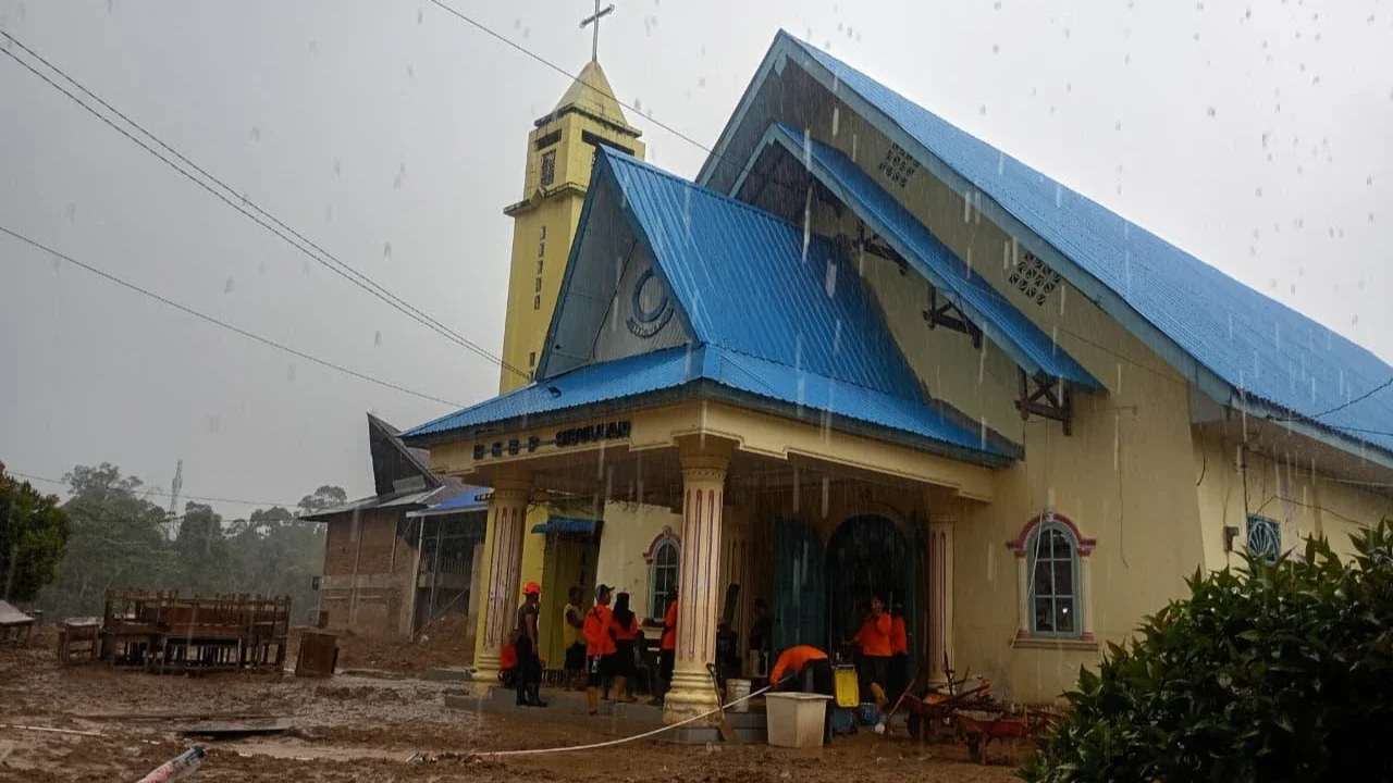 Aksi Bersih-bersih di Gereja HKBP Sibolga Terdampak Banjir: Ansor Pastikan Ibadah Natal Tetap Khidmat