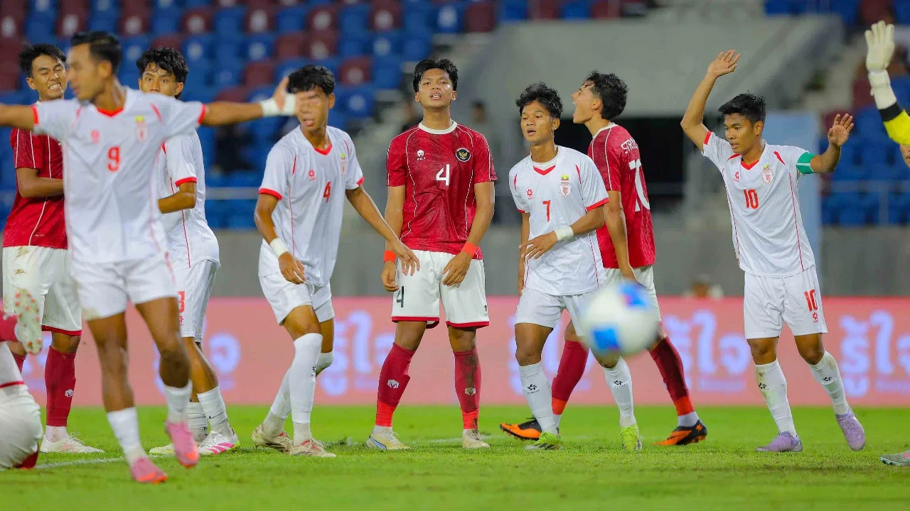 Pemain Timnas Indonesia U-22 usai bertanding dengan  Myanmar pada pertandingan SEA Games 2025 di 700th Anniversary Stadium, Chiang Mai, Jumat (12/12/2025).