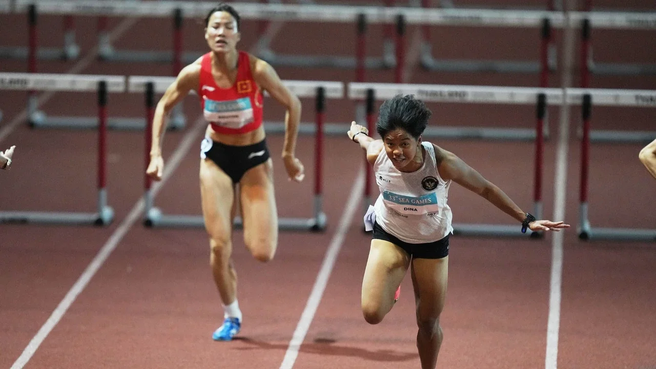 Atlet Dina Aulia dari Indonesia  saat berkompetisi di final lari gawang 100 meter putri pada SEA Games ke-33 di Bangkok, Thailand, Jumat, (12/12/2025).