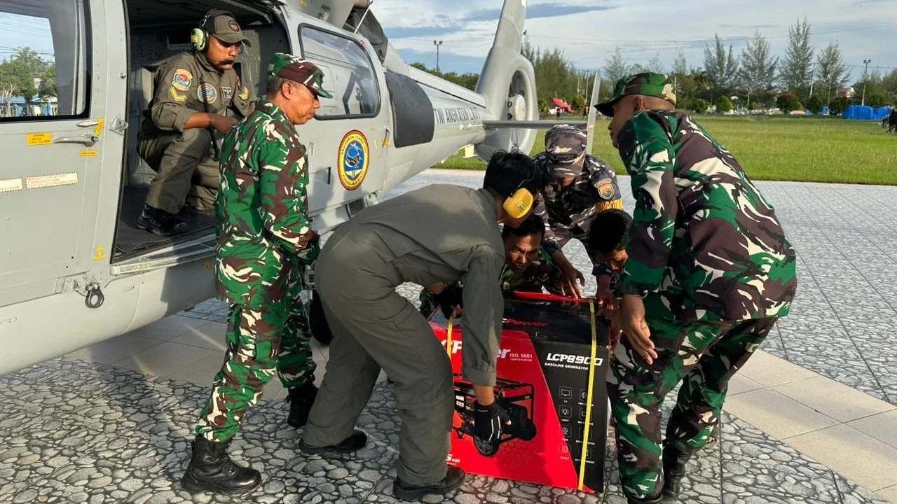 Prajurit TNI AL saat mendistribusikan genset mobile di RSUD Aceh Timur, Aceh, Sabtu (13/12/2025).