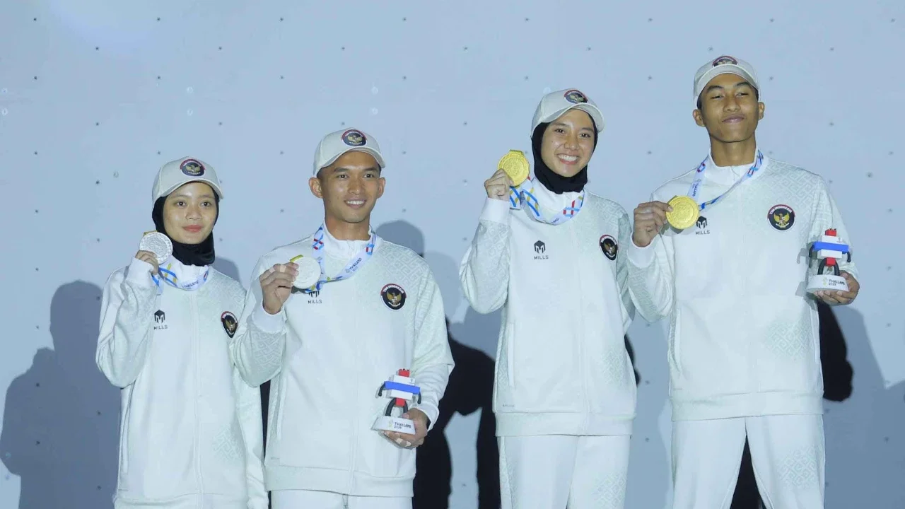 Tim pemanjat putra  dan putri Indonesia  meraih emas dan perak nomor speed putri SEA Games 2025 di Bangkok Sport Climbing Center, Bangkok,  Sabtu (13/12/2025).