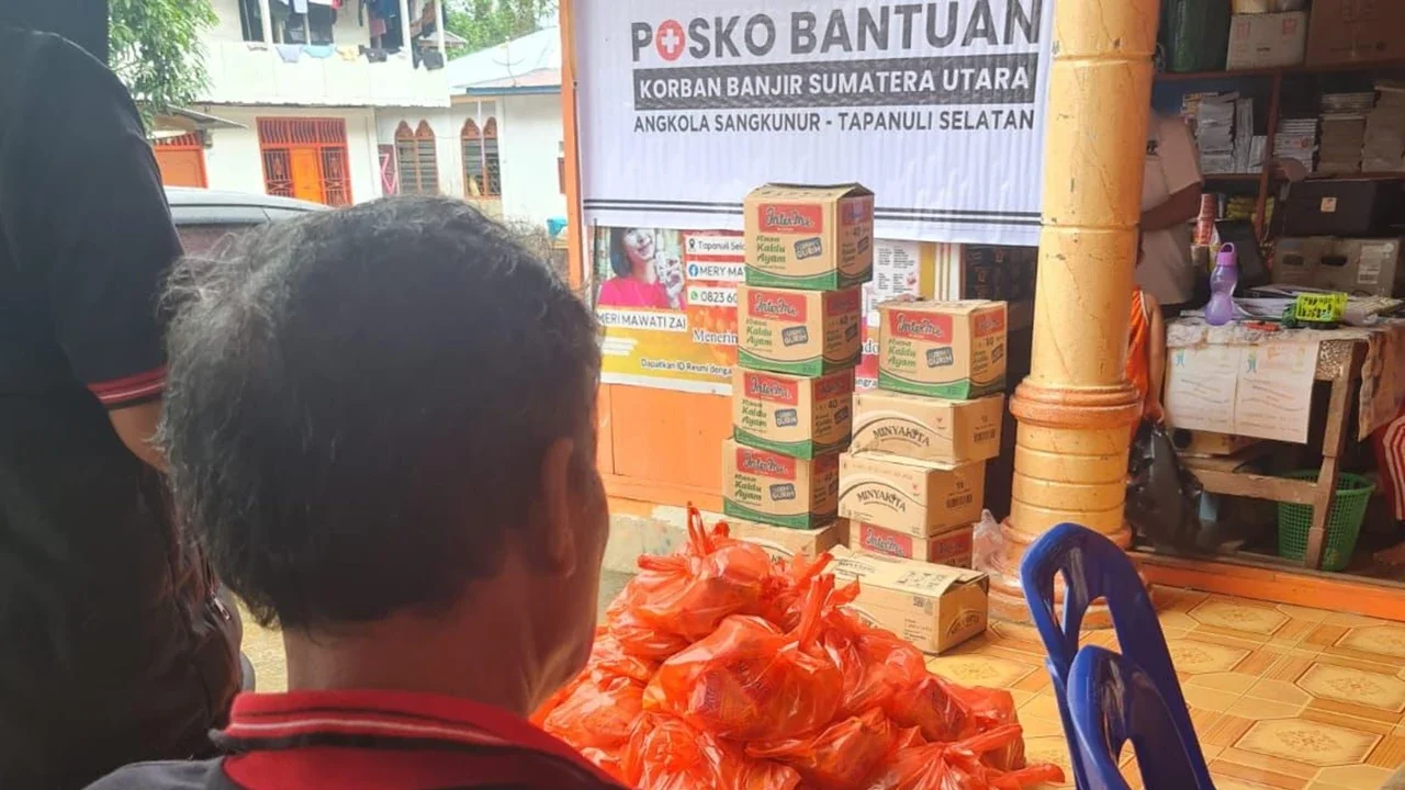 Korban banjir tapanuli selatan terima bantuan