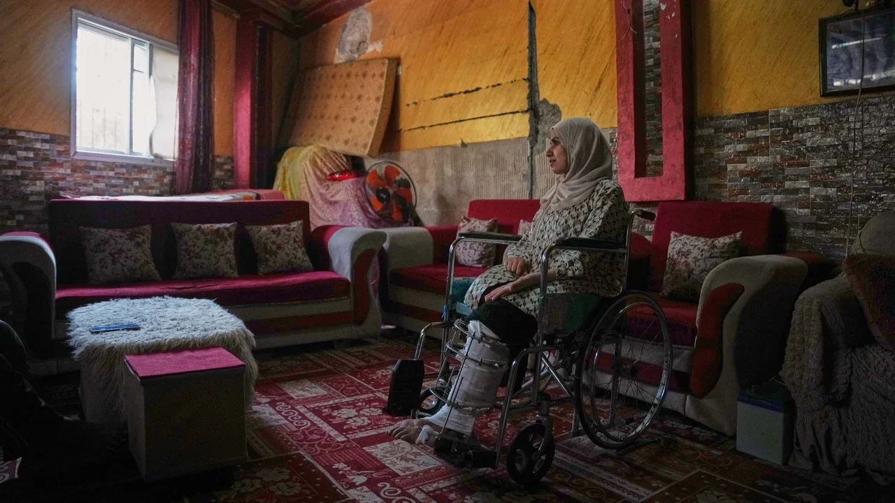 Haneen al-Mabhouh (34) duduk di kursi roda di rumah keluarganya di Nuseirat, Jalur Gaza tengah, Kamis (6/11/2025), setelah kehilangan kaki dalam serangan Israel di rumahnya yang juga menewaskan keempat putrinya, termasuk bayi berusia lima bulan.