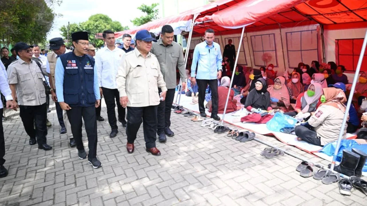 VIDEO: Guyon Prabowo Kenalkan Teddy ke Pengungsi 
