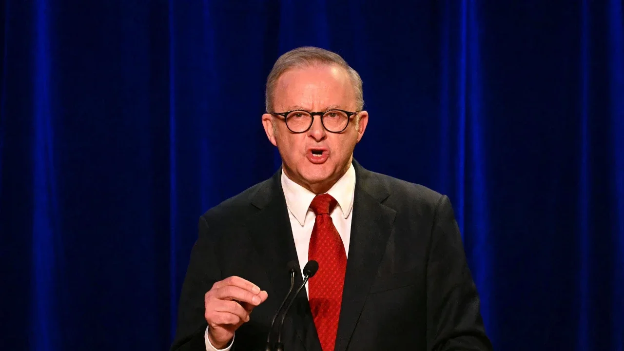 Perdana Menteri Australia Anthony Albanese  bersama pasangannya Jodie Haydon merayakan kemenangannya setelah memenangkan pemilihan umum Australia pada acara malam pemilihan Partai Buruh di Sydney, Sabtu (03/05/2025).