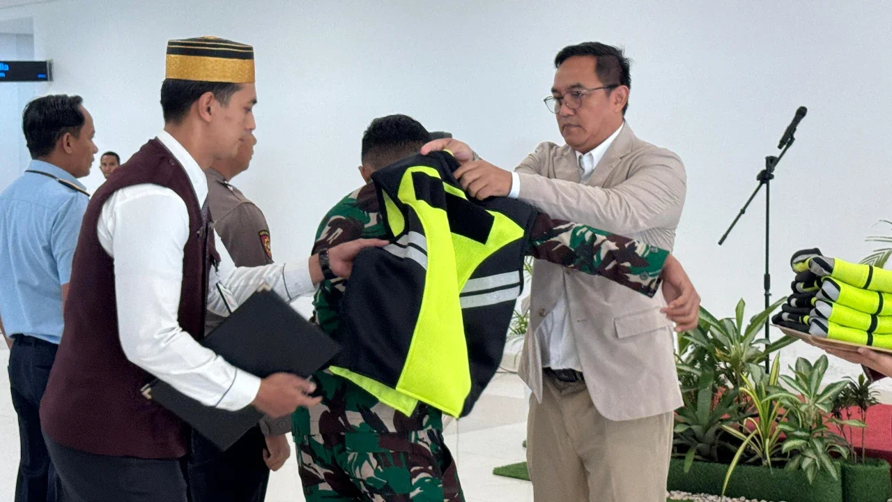 General Manager Bandara Internasional Sultan Hasanuddin, Minggus Gandeguai (jas krem)