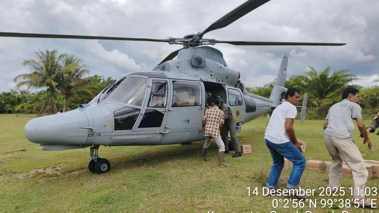 TNI AL SALURKAN BANTUAN LOGISTIK DAN DUKUNG ANGKUTAN PERSONEL DI ACEH DAN SUMATERA BARAT