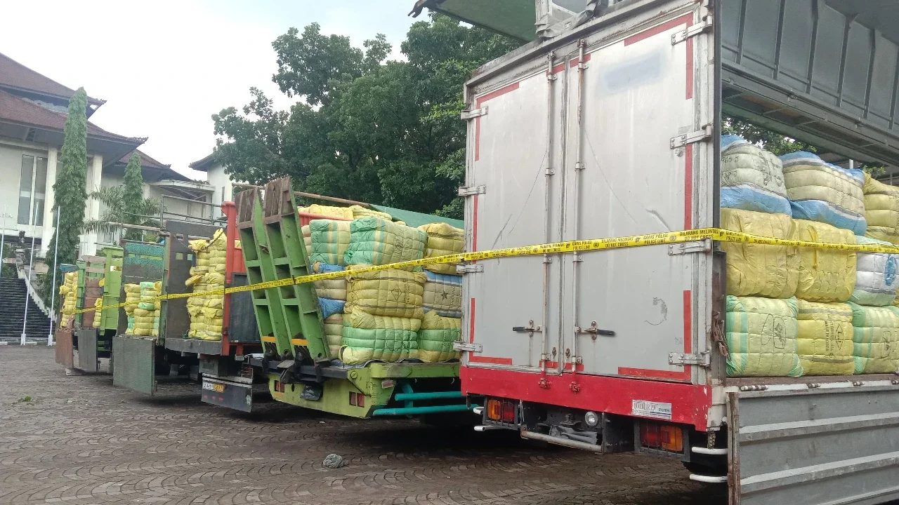 Tersangka dan barang bukti TPPU dan Bisnis Ilegal Pakaian Bekas di Bali saat ditampilkan pada konferensi pers, di GOR Ngurah Rai Denpasar Bali, Senin (15/12).