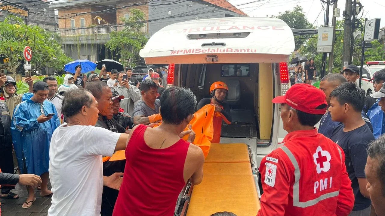 Petugas saat melakukan evakuasi kepada WNA Rusia yang tewas karena banjir di Bali, Senin (15/12).
