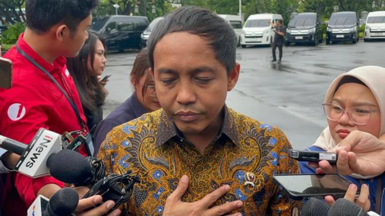 Menteri Kehutanan (Menhut) Raja Juli Antoni sebelum rapat bersama Presiden Prabowo di Kompleks Istana Kepresidenan Jakarta, Selasa (9/9/2025). (Foto: Liputan6.com/Lizsa Egeham).