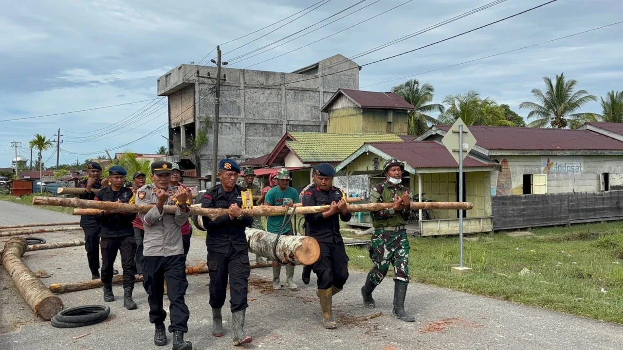tni polri bangun jembatan di aceh singkil