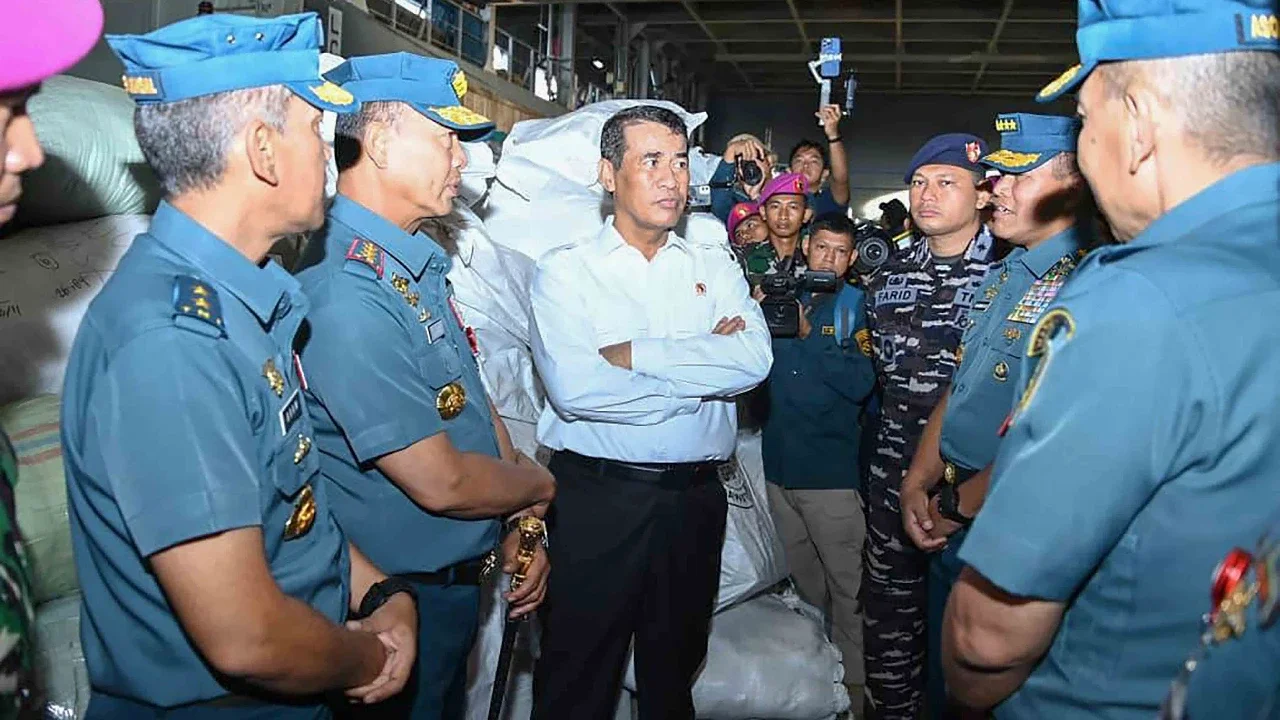 Menteri Pertanian Andi Amran Sulaiman bersama Kasal Muhammad Ali saat melepas pengiriman bantuan bencana Sumatera di Dermaga Kolinlamil, Jakarta Utara, Selasa (16/12/2025).