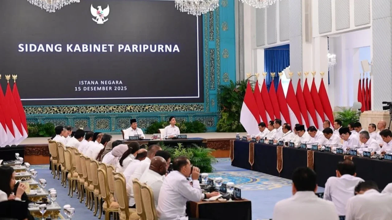 VIDEO: Ekspresi Kompak Teddy & Purbaya, Serius Depan Prabowo Dengar BMKG Soal Cuaca Ekstrem RI