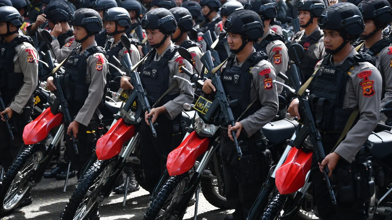 Polisi bersenjata lengkap menghadiri apel pengamanan Pemilu 2019 di Bogor, Jawa Barat, Rabu (10/4). Apel diikuti 4.000 personel gabungan TNI-Polri. (ADEK BERRY/AFP)