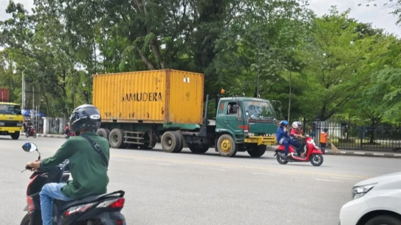 Pemerintah Kota Pontianak mengeluarkan kebijakan pembatasan operasional kendaraan angkutan barang selama periode Lebaran 2025 untuk memastikan kelancaran lalu lintas.