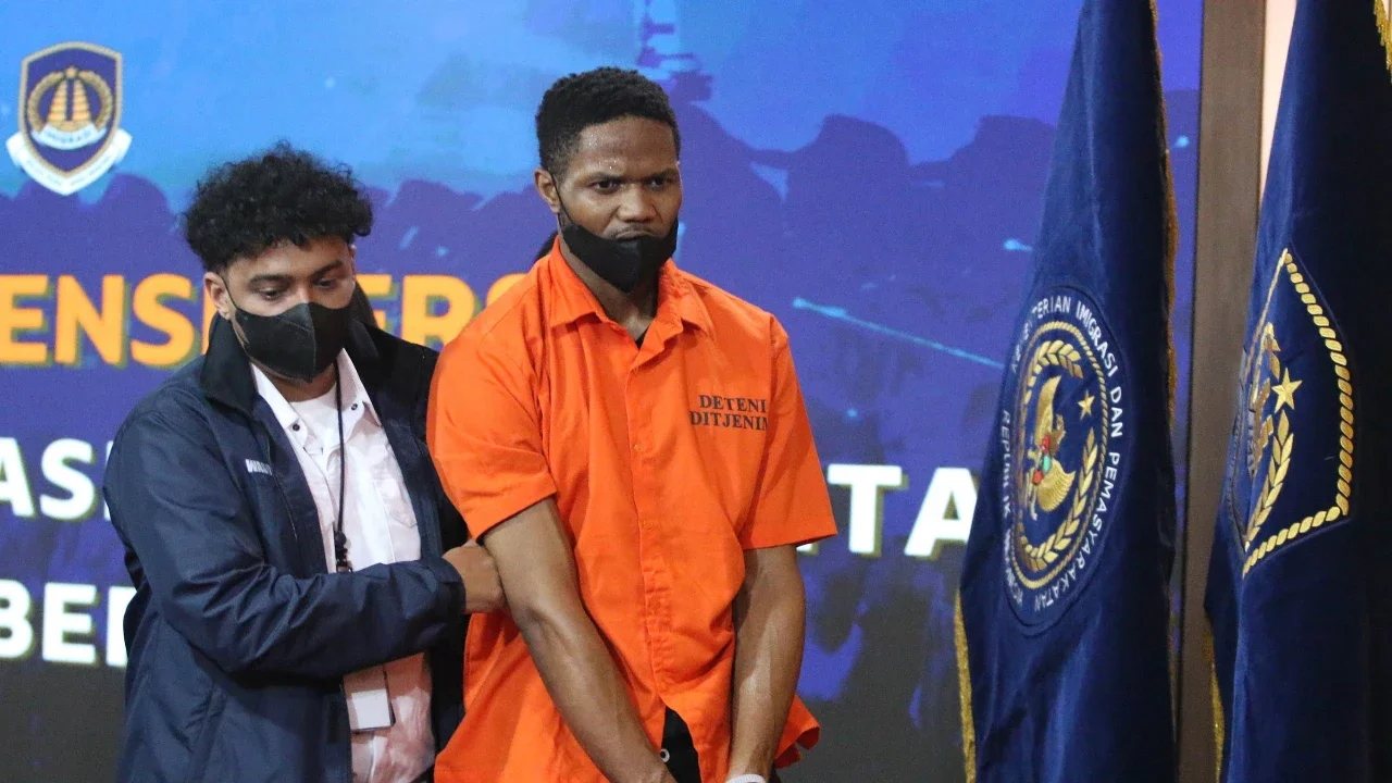 Petugas Imigrasi saat mengamankan warga negara asing yang terjaring Operasi Wirawaspada 2025 saat konpers di Gedung Direktorat Jenderal Imigrasi, Jakarta Selatan, Selasa (16/12/2025).