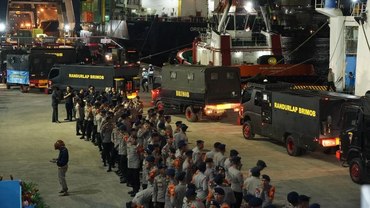 Pengiriman personel dan bantuan logistik kemanusiaan ke wilayah bencana Sumatera di Dermaga 106 Pelabuhan Tanjung Priok, Jakarta Utara. Selasa (16/12/2025) malam.