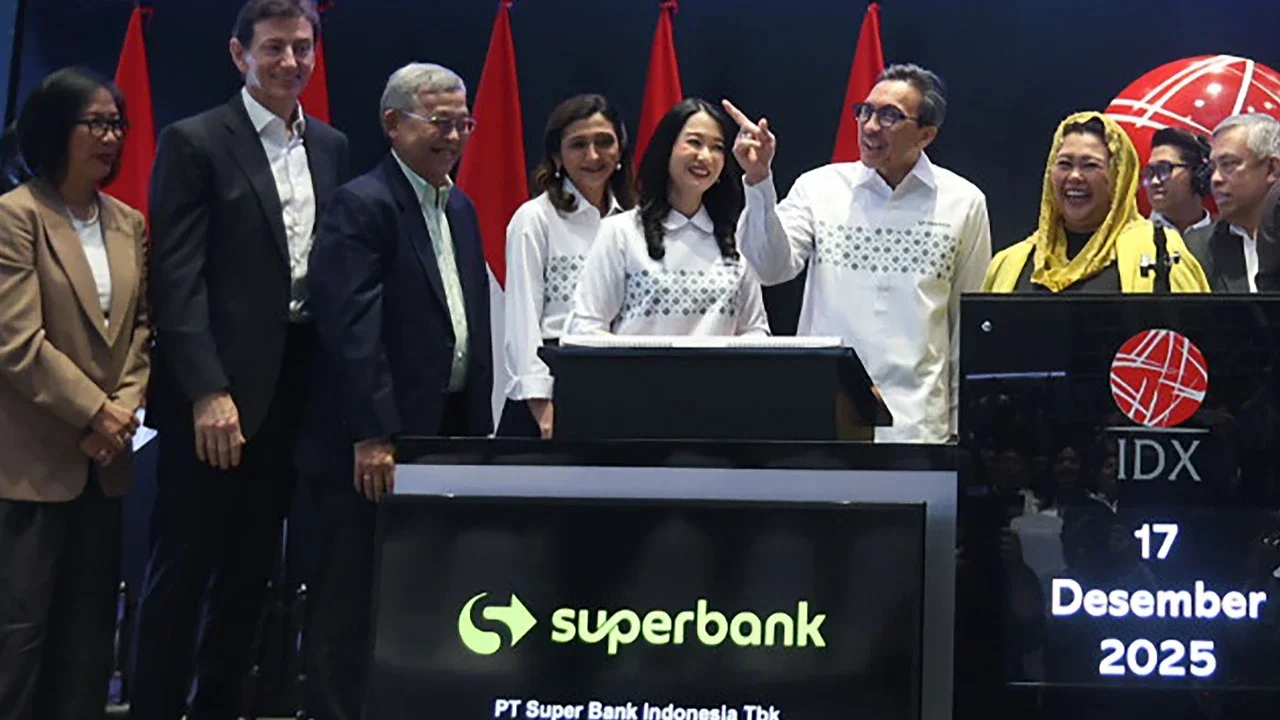 Presiden Direktur Superbank Tigor siahaan bersama Direktur Pengawasan  Transaksi dan Kepatuhan Bursa Efek Indonesia Kristian Manulang  dan jajaran direksi Superbank  saat pencatatan saham perdana Superbank di Bursa Efek Indonesia (IDX), Jakarta, Rabu (17/12/2025).