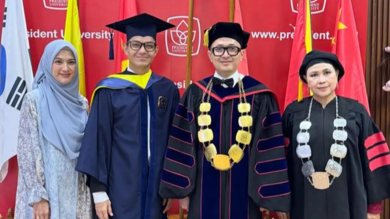 Penampilan anggun Alyssa Soebandono pakai tunik batik modern saat dampingi Dude Harlino wisuda. [Foto: IG/@dude2harlino]