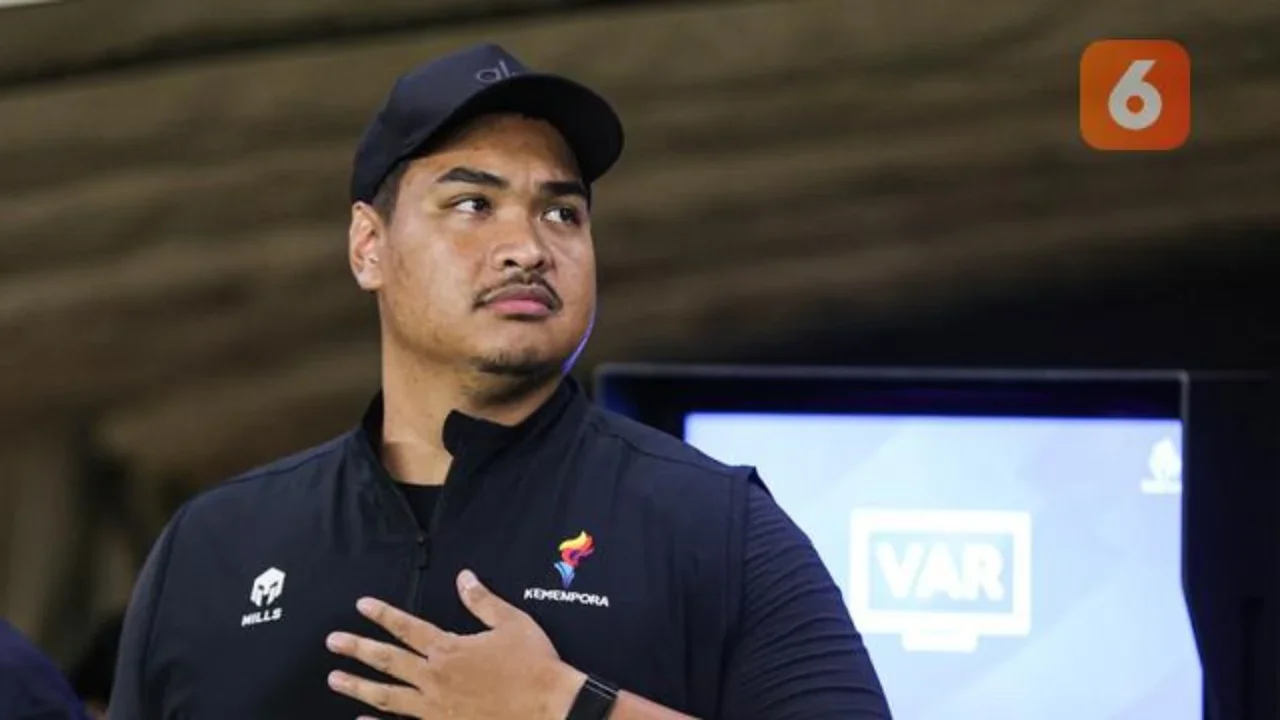 Menteri Pemuda Olahraga, Dito Ariotedjo ketika hadir pada pembukaan BRI Super League 2025/2026 di Stadion Gelora Bung Tomo, Surabaya, Jumat (8/8/2025). (Bola.com/Abdul Aziz)