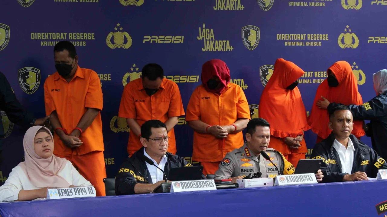 Lima pelaku digelandang saat jumpa pers praktik aborsi ilegal di Mapolda Metro Jaya, Jakarta, Rabu (17/12/2025).