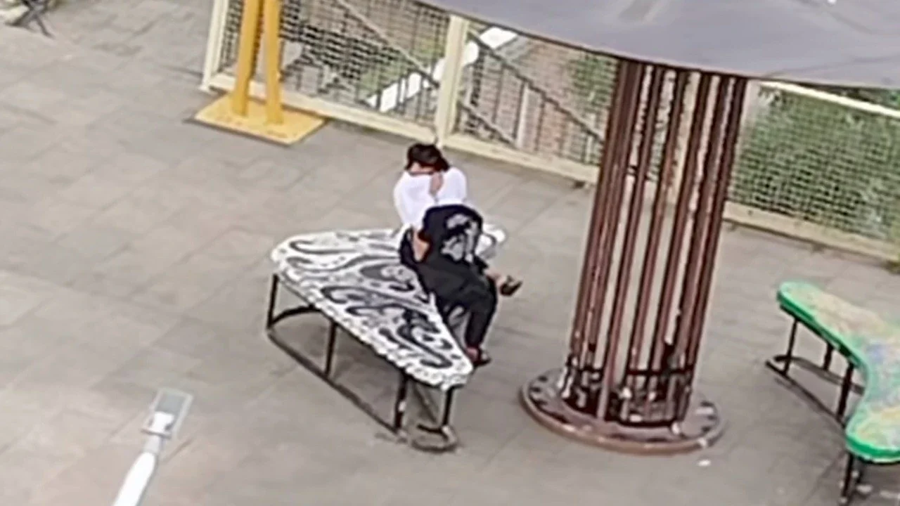 Viral Sejoli Mesum di Teras Cihampelas Bandung, Kabur Usai Ditegur Warga