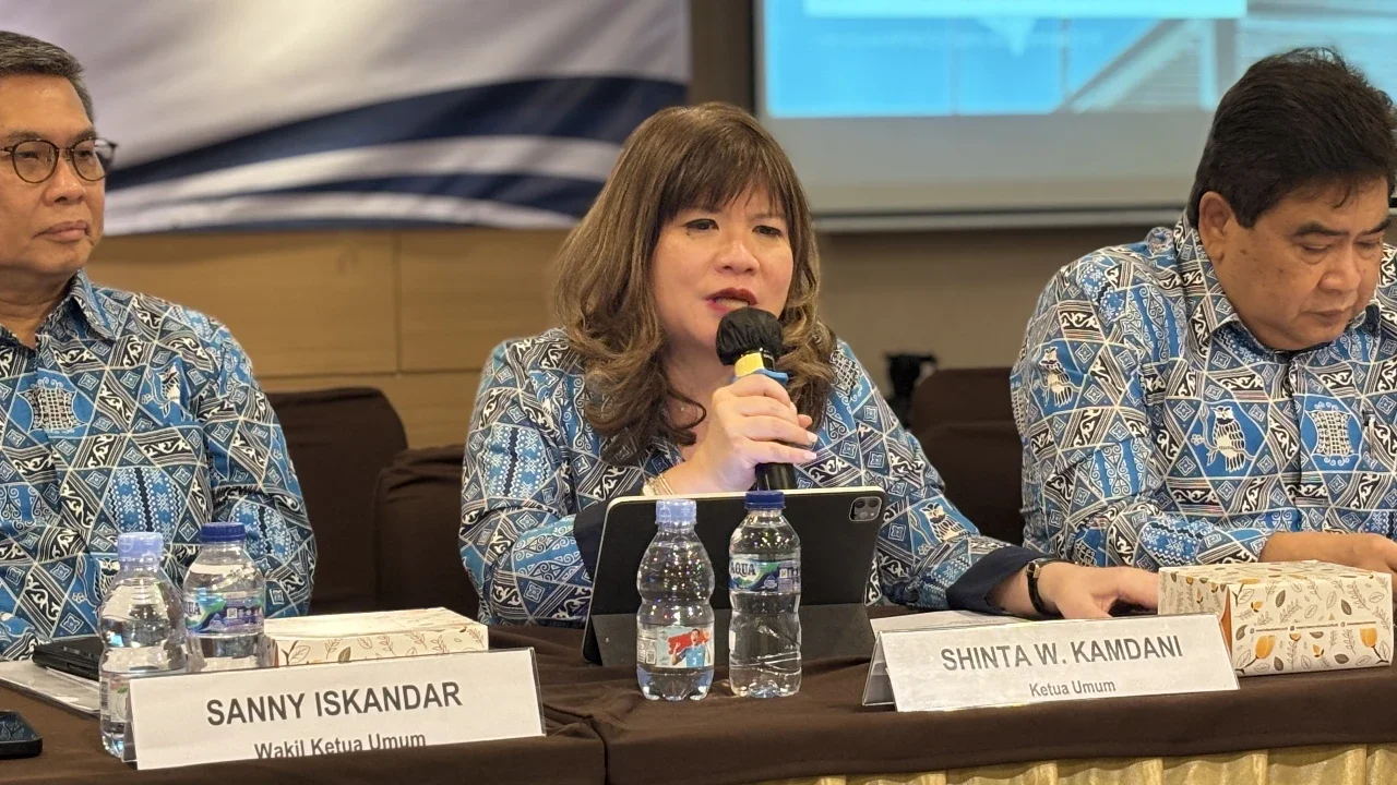 Ketua Umum Asosiasi Pengusaha Indonesia (Apindo) Shinta Kamdani dalam Konferensi pers Indonesia Economic Outlook Apindo 2026, di Permata Kuningan Jakarta, Senin (8/12/2025). (Liputan6.com/Tira)