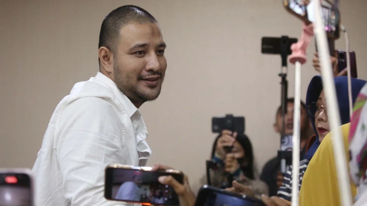 Terpidana Ammar Zoni saat menjalani sidang perdana kasus dugaan peredaran narkotika di dalam Lembaga Pemasyarakatan (Lapas) di Pengadilan Negeri Jakarta Pusat, Kamis (18/12/2025).
Merdeka.com/ arie basuki