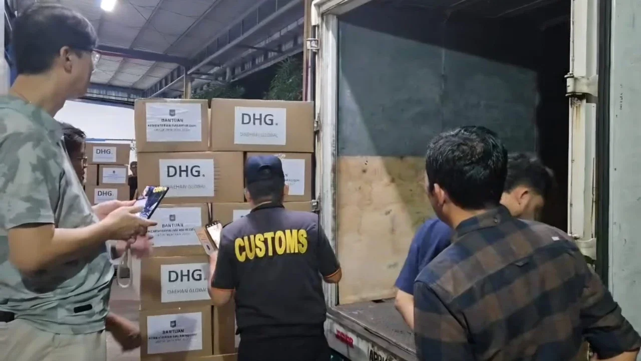 Kemendagri Monitor Pengiriman Bantuan 101.000 Lembar Pakaian Untuk Korban Bencana di Aceh
